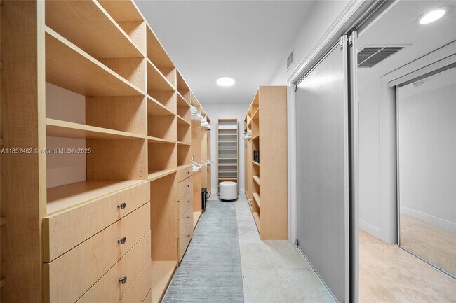 Building Photo - 20201 E Country Club Dr