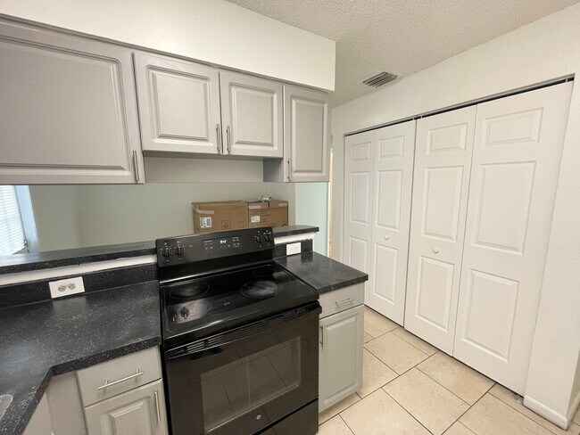 Building Photo - 2 Bed, 1.5 Bath Townhouse- The Reserve Floorplan