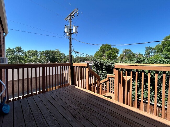 Building Photo - Bright 2nd Floor Apartment on 3rd Street -- Utilities Included!