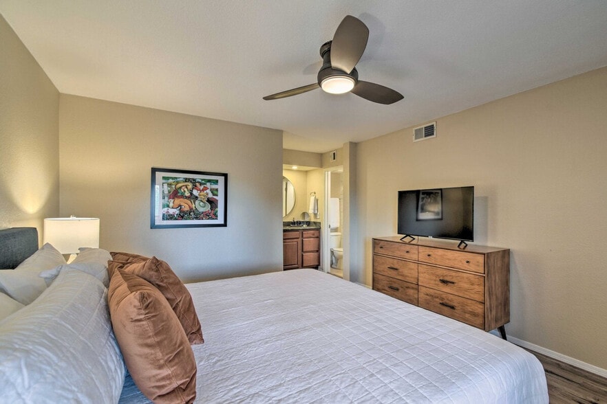 Building Photo - 4850 E Desert Cove Ave