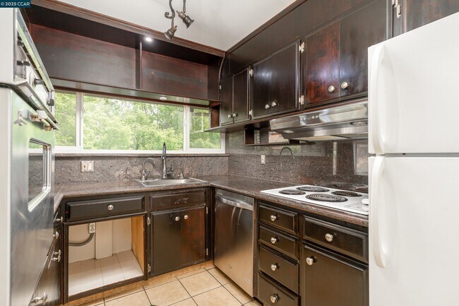 Building Photo - 2345 Paloma Ct