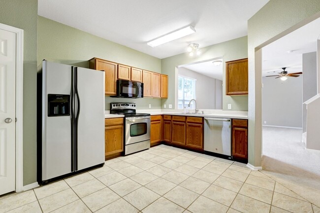 Building Photo - Stylish Two-Story Townhome with Greenbelt ...