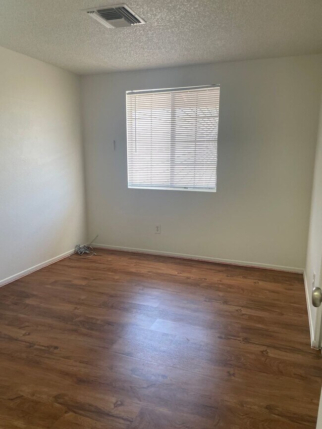 Building Photo - Lovely 4 Bedroom 2 Bath Home on Southwest ...