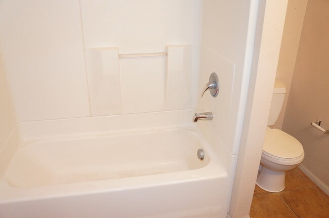 Building Photo - WONDERFUL 2 BEDROOM CONDO ON SECOND FLOOR