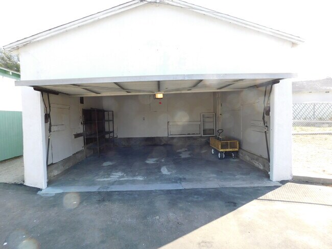 Building Photo - Farmhouse Style 2BD/1BA House For Rent   i...