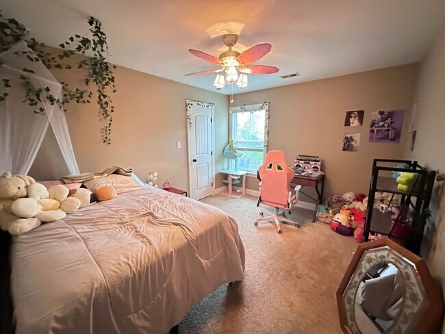 Building Photo - Welcome to this spacious 6 bedroom, 4 bath...