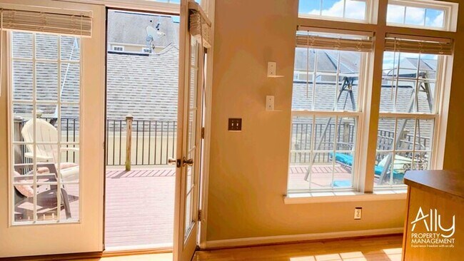 Building Photo - 908 Rainier Rd