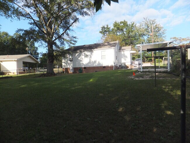 Building Photo - 214 Edgewood Dr