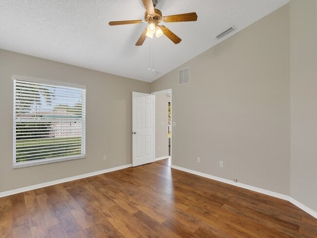 Building Photo - 962 E 13th Square