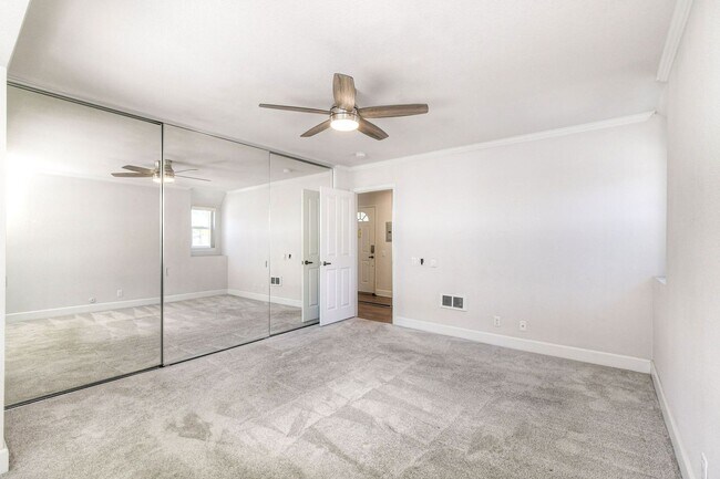 Building Photo - 1 Bedroom, 1 Bathroom Condo in the Villa La Jolla Community