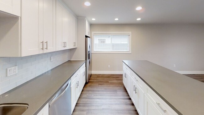 Building Photo - 5578 Mary Ln Dr