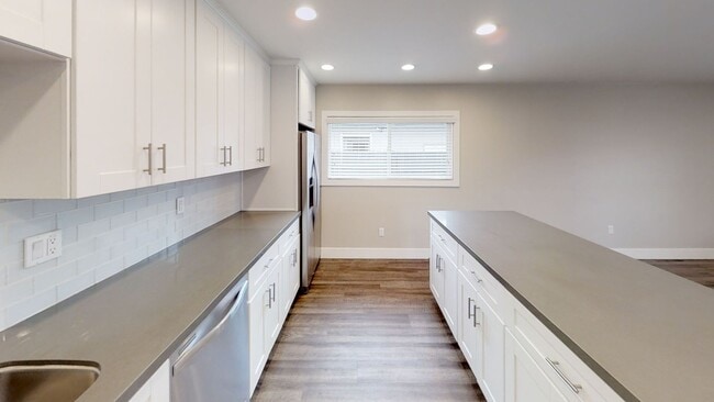 Building Photo - Usually rents to 6-12 people! Renovated, L...