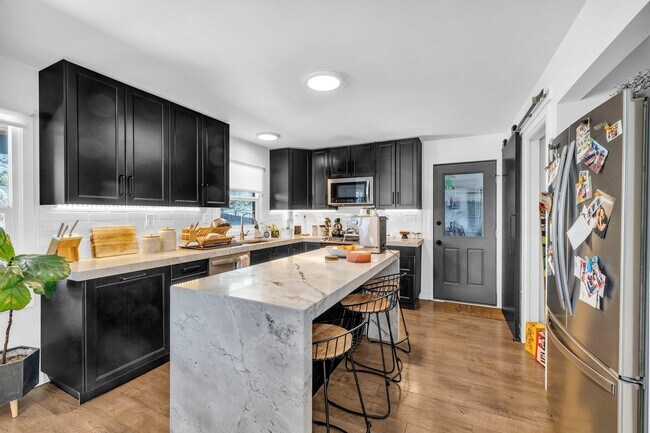 Building Photo - SILVER CREEK HORSE PROPERTY