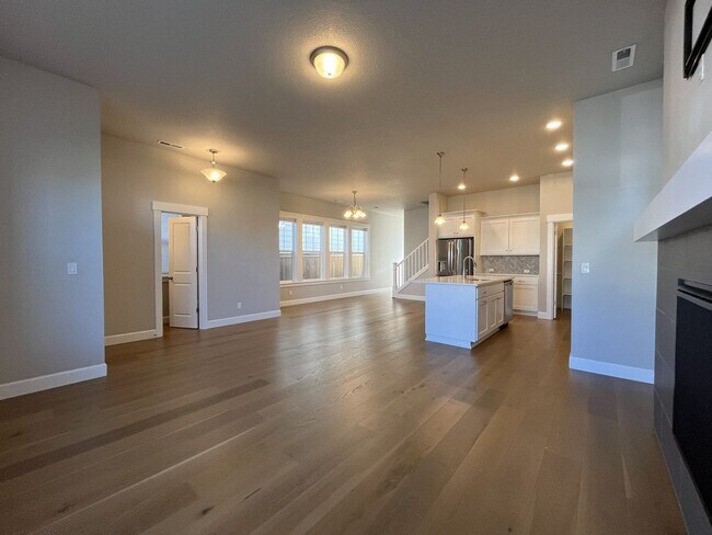 Building Photo - 3-Bedroom Home in Reed’s Crossing with Luxurious Primary Suite & Open Floor Plan, Fireplace, Wash...