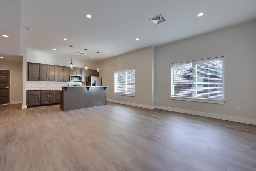 Building Photo - 117 W Main St