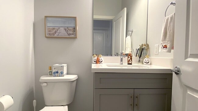 Building Photo - Spectacular 3 Bedroom Townhouse in Gate Community Near Sky Canyon and Centennial! Strip Views!