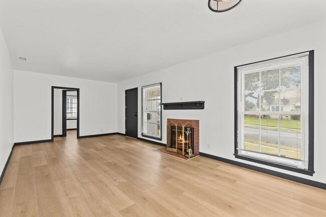 Building Photo - 9829 S 7th Ave