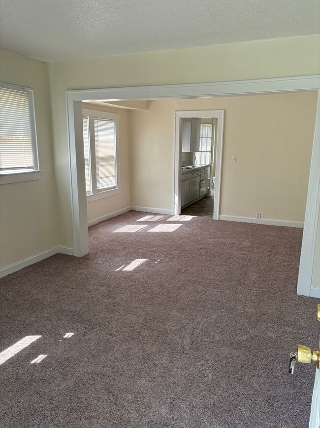Building Photo - Great 3 bedroom house