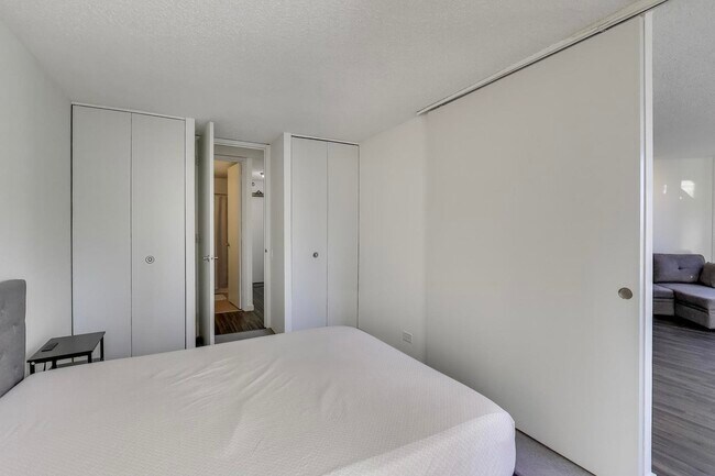 Building Photo - 555 W Madison St