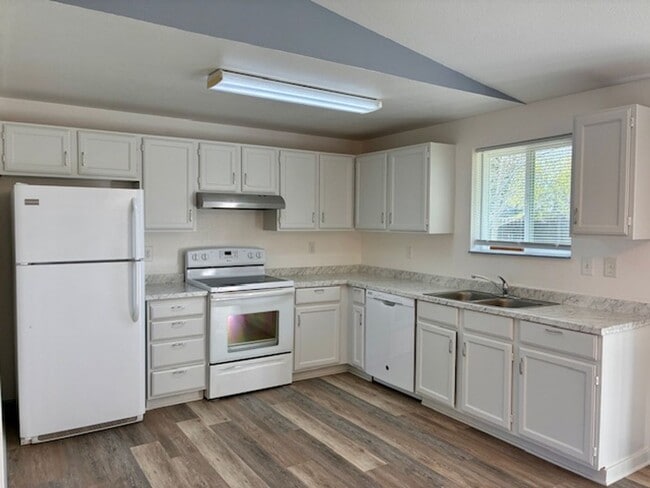 Building Photo - Charming 3-Bedroom Single-Level Home with Spacious Yard!