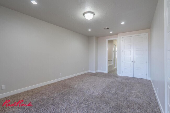 Building Photo - Pet Friendly 4 Bedroom Home! Internet Incl...