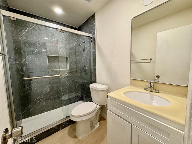 Building Photo - 660 E 6th St