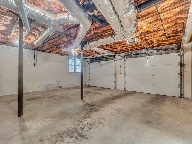 Building Photo - 5291 Happy Hollow Rd