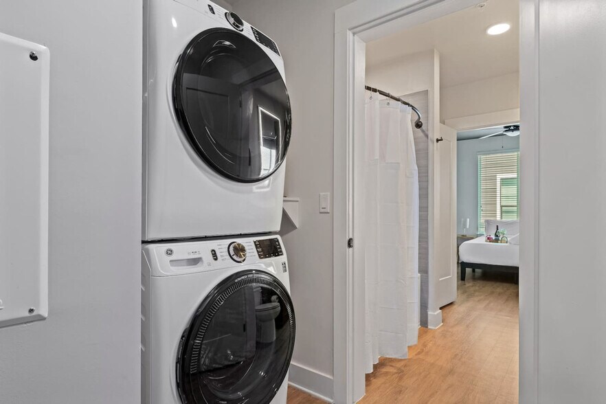 Building Photo - 2412 W Cypress St