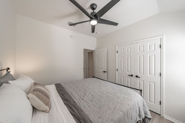 Building Photo - 3bed/2bath Cozy Chic with Backyard Oasis