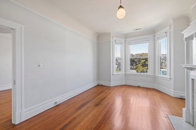 Building Photo - Gorgeous huge top floor flat, lots of ligh...