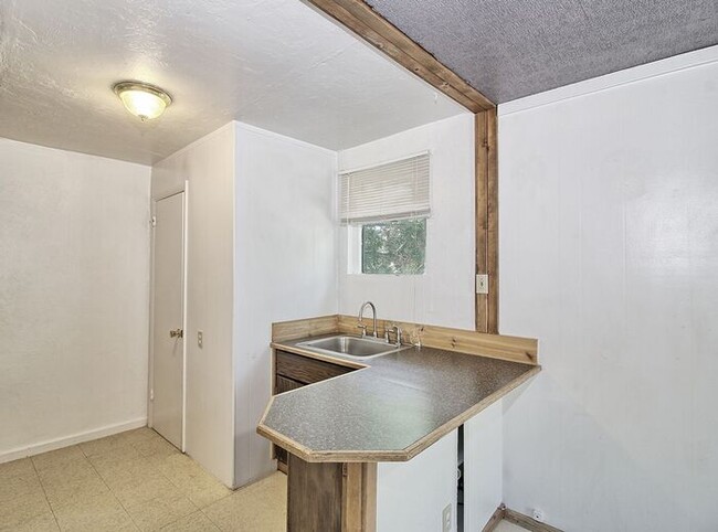 Building Photo - Great 1 Bedroom Apartment in Palisade!