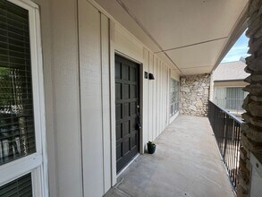 Building Photo - Freshly Updated Condo