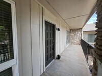 Building Photo - Freshly Updated Condo