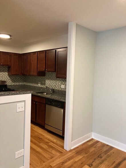 Building Photo - 696 Elm Pl