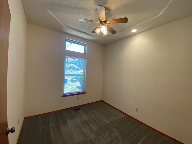 Building Photo - Edmond Schools - Newly Renovated 3 bedroom 2 bath