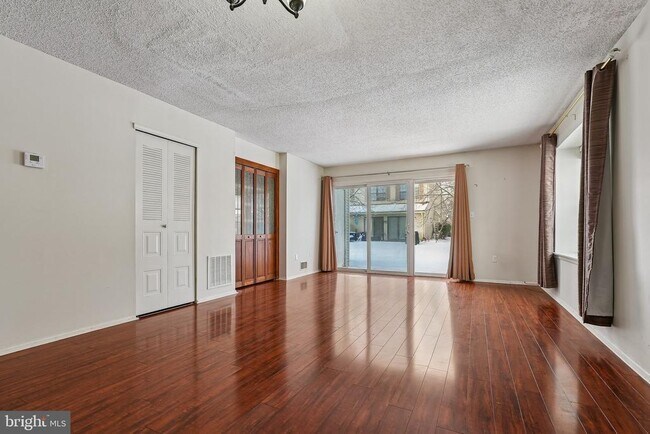 Building Photo - 8 Marsh Ct