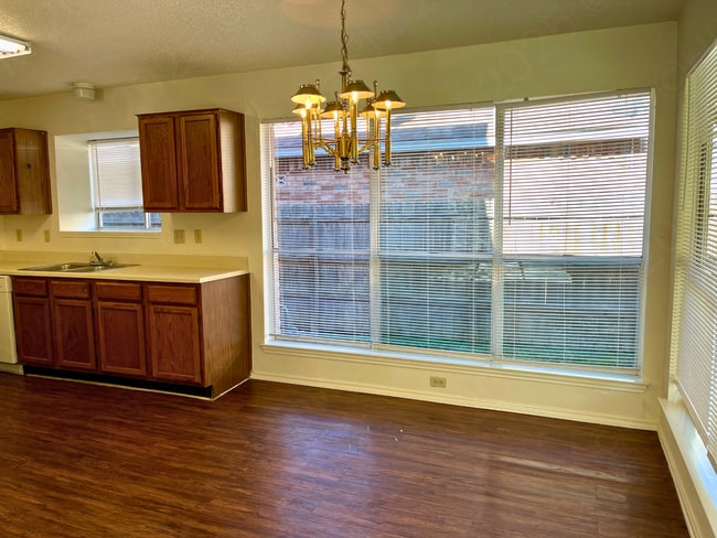 Building Photo - Move-In Special. ½ off the first full month's rent with a 12-month lease.