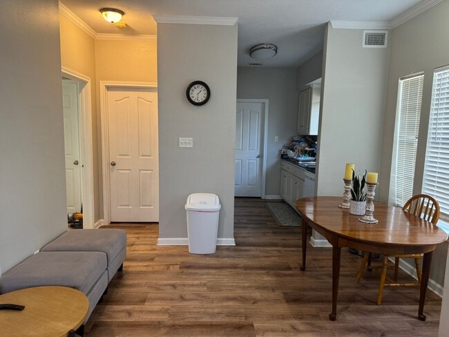 Building Photo - MARCH MOVE IN!!!  3 bedroom 3 Bathroom Duplex Next Door to Blinn!