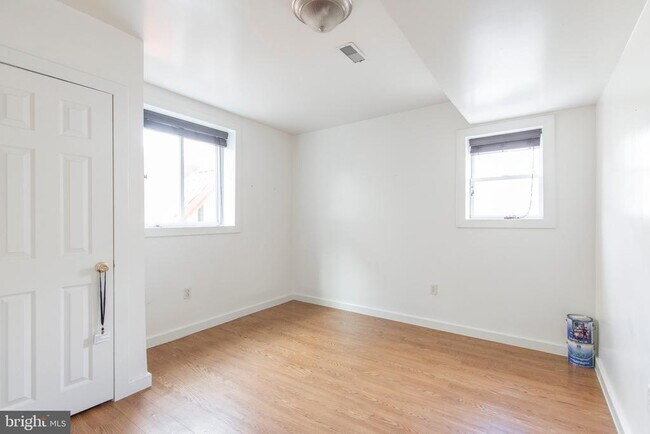 Building Photo - 507 W Girard Ave