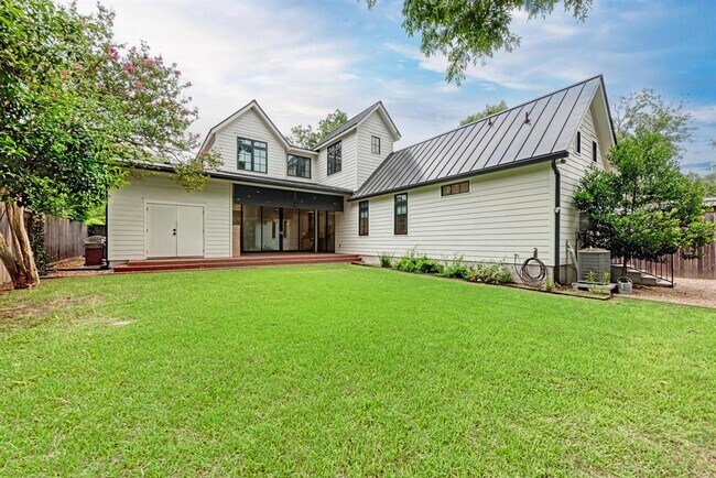 Building Photo - 1707 W St Johns Ave