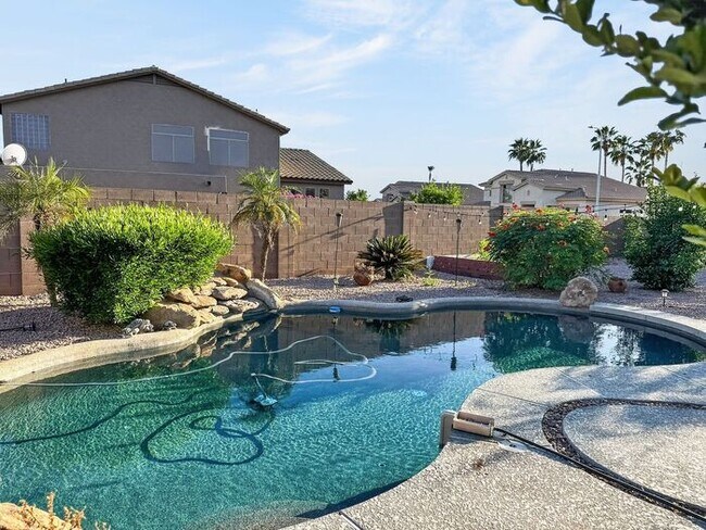 Building Photo - Charming 4 Bedrooms/ 3.5 Bath Home in Desirable Fox Crossing!!