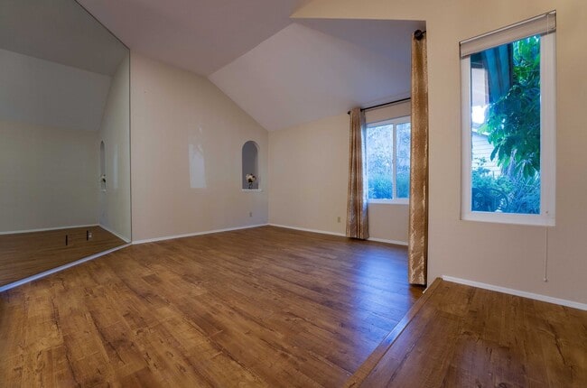 Building Photo - Charming Home for Now Leasing in Thousand Oaks!