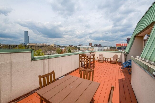 Building Photo - 476 Monmouth St