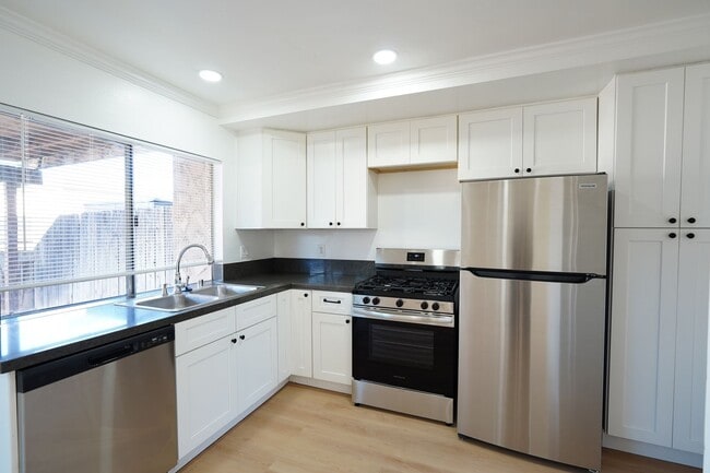 Building Photo - Spacious 3-Bedroom Home with 2-Car Garage in Riverside!