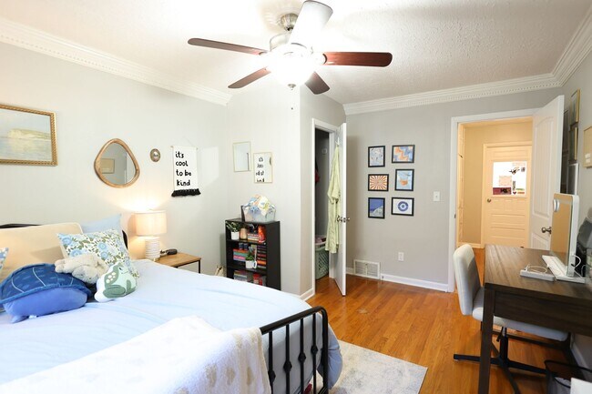 Building Photo - Beautifully Updated 4 bed house w/ fully fenced in yard **