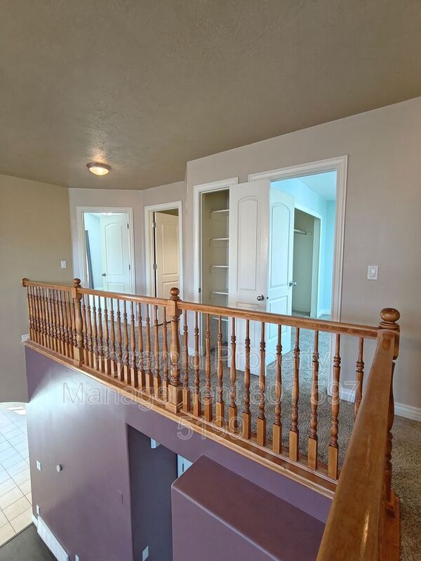 Building Photo - 2896 E Lookout Dr