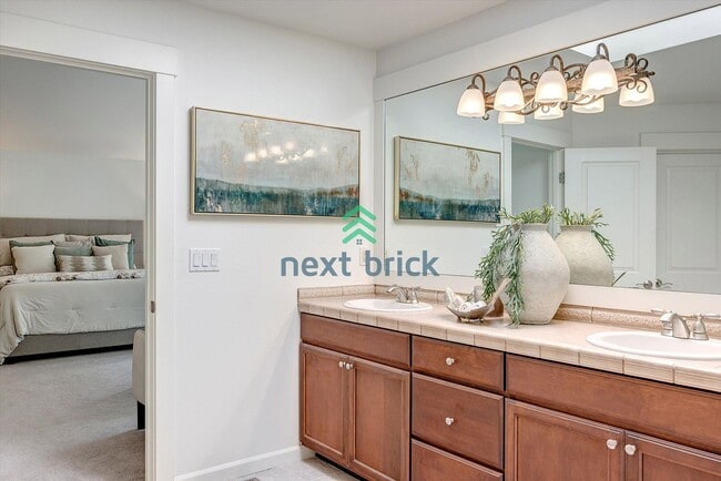 Building Photo - Spacious Home in Desirable Bellevue Neighb...