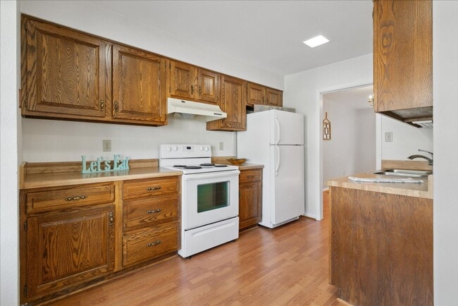 Building Photo - Bright 2 Bedroom Townhome in Williamsburg VA with Finished Lower Level & Private Balcony