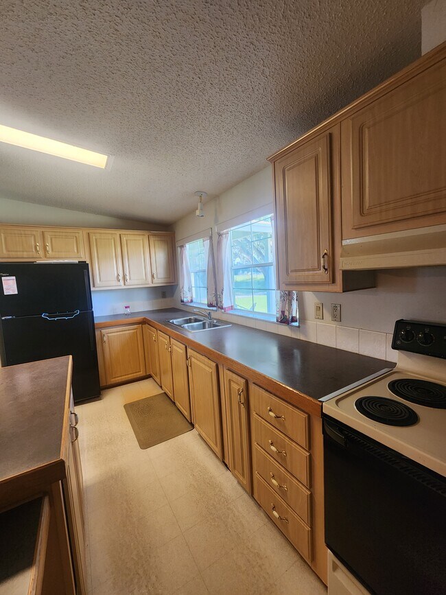 Building Photo - 5924 Vanco Dr