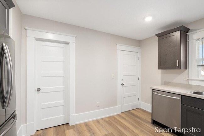 Building Photo - 951 Fulton St W